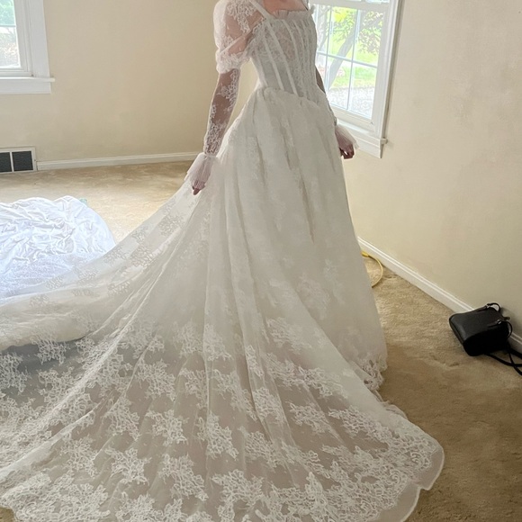 Elegant White Lace Wedding Dress